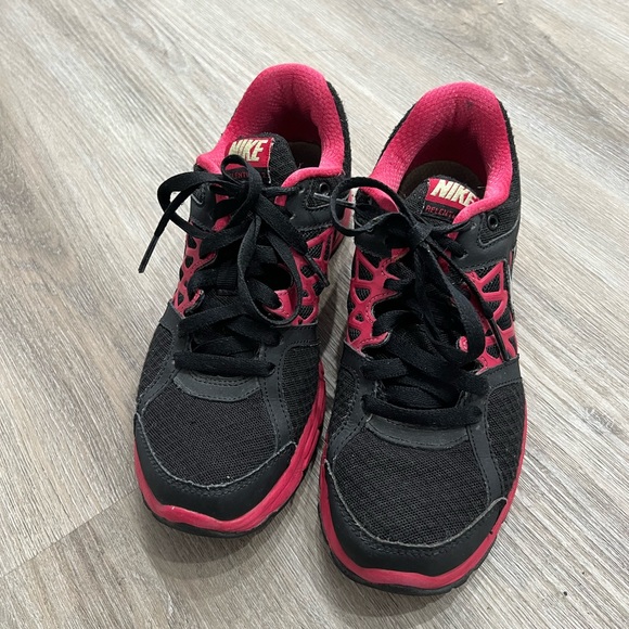 NIKE SHOES - Picture 8 of 9